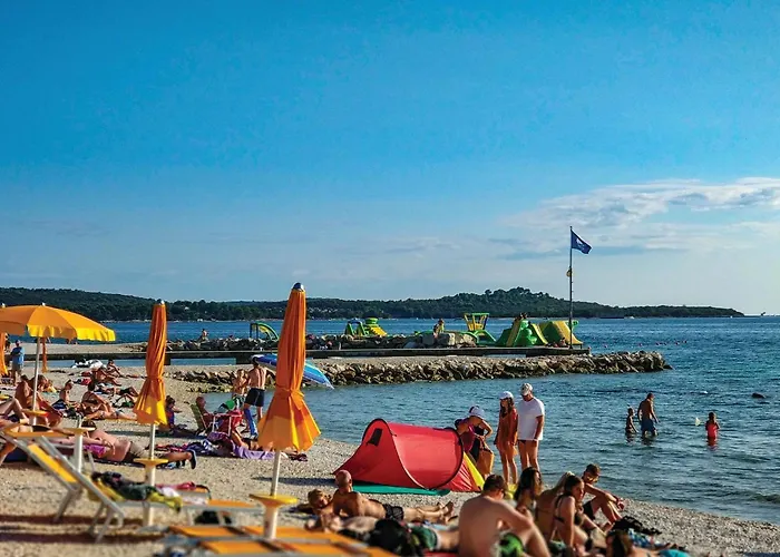 3 Bedroom Gorgeous In Prázdninový dům Peroj