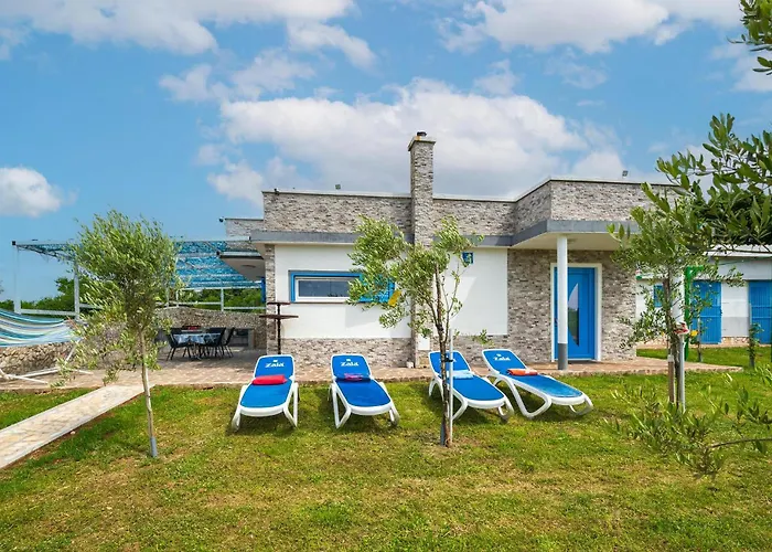3 Bedroom Gorgeous In Peroj
