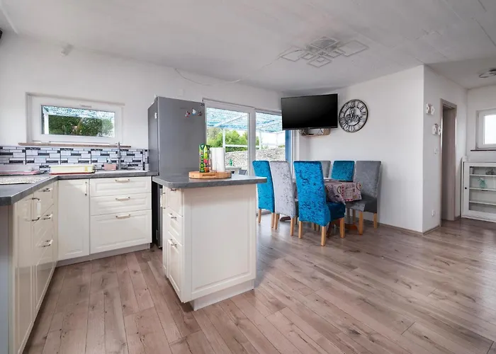 3 Bedroom Gorgeous In Prázdninový dům Peroj
