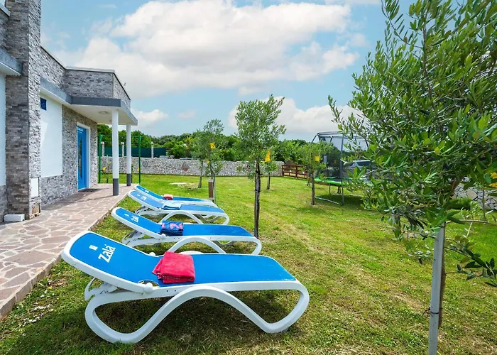 3 Bedroom Gorgeous In Peroj